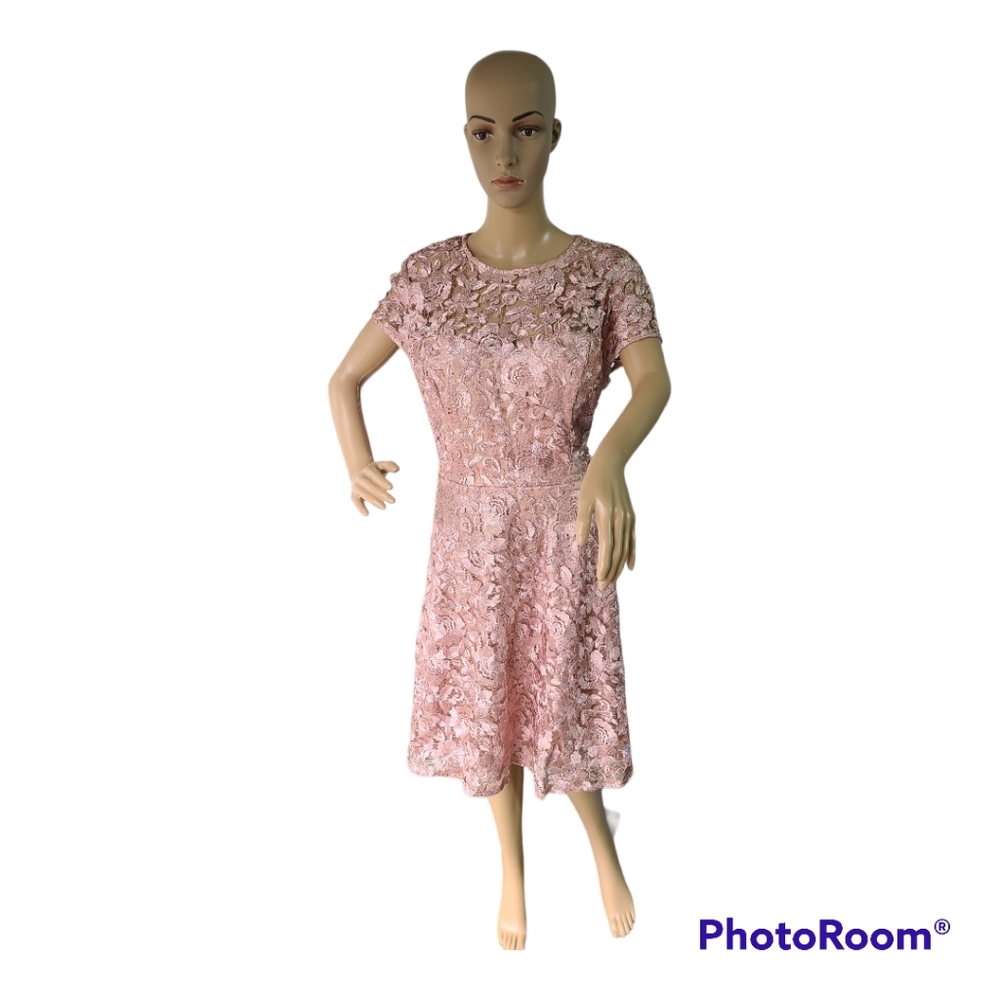 Lace dress in soft pink